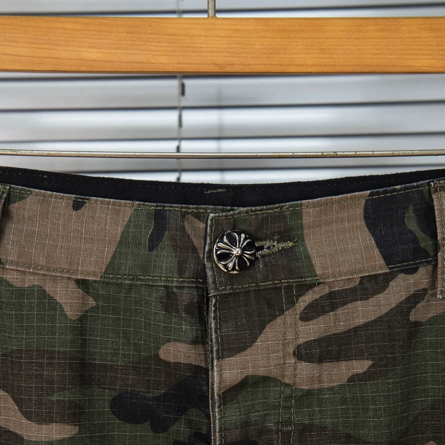 P260 Chrome hearts CH Chrome hearts new silver camouflage three-dimensional pocket overalls Chrome hearts is a top brand in the fashion world, and these pants are one of the best. It uses the classic Levi's jeans bottom panel, which has been carefully disassembled and spliced. The washed effect is natural, showing a unique retro charm. The pants are based on camouflage and are paired with cross patches, which have a great visual impact. These patches are exquisitely crafted and have a luxurious feel. The hardware accessories are ultra-exquisite. The placket buckle is made of silver, hand-polished and painted with distressing liquid. The main buckle has a three-dimensional cross flower shape. The six-pointed star screws and hand-cut leather washers on the back are full of details, which are both beautiful and durable. Style number: 1731# Color: Camouflage Size: 28 30 32 34 36